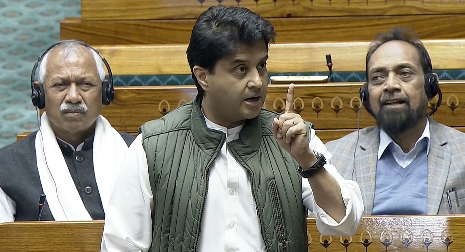 ज्योतिरादित्य सिंधिया पर व्यक्तिगत टिप्पणी कर घिरे कल्याण बनर्जी